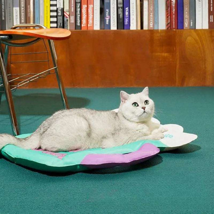 Cool mat for pets with innovative beer mug design and cooling gel for summer.