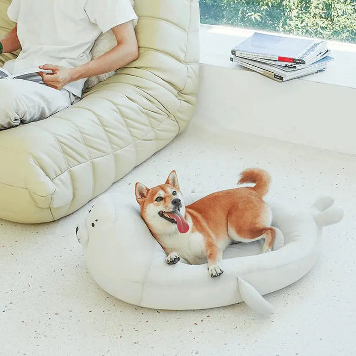 Seal-shaped pet bed with grey and white tones, perfect for cats and dogs of all sizes