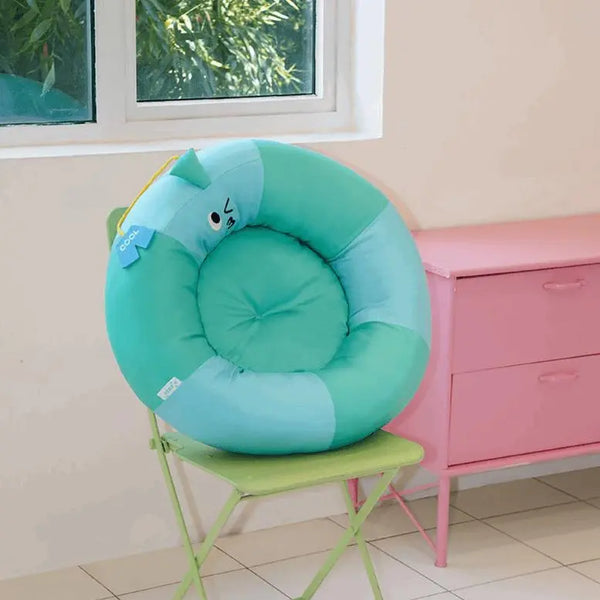 Cooling pet bed designed like a pool float, with spacious and soft structure, offering a refreshing summer vibe for pets.